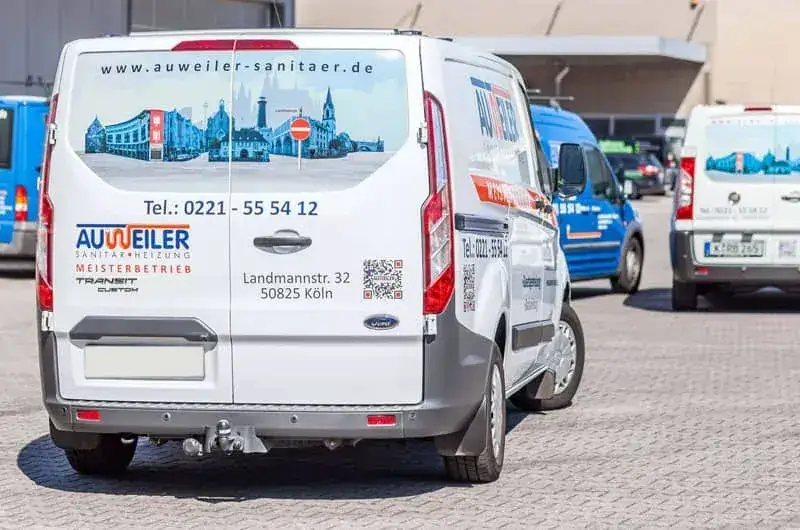Servicefahrzeuge von Auweiler Sanitär & Heizung mit Anschrift Landmannstr. 32 und Telefonnummer